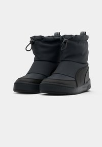 Zwarte laarzen met een gevoerd ontwerp, voorzien van een trekkoordsluiting, matte afwerking en een gestructureerde zool voor grip.