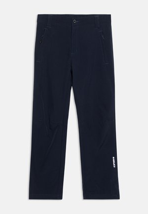 Pantalones de exterior de la marina hechos de un tejido duradero, con dos bolsillos laterales, un bolsillo con cremallera y un detalle de logo blanco cerca del dobladillo.