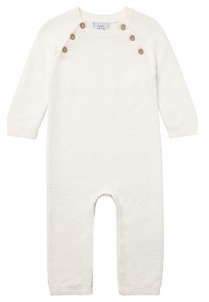Kremowy, dziergany kombinezon dziecięcy z długimi rękawami i czterema drewnianymi guziczkami przy zaokrąglonym dekolcie.