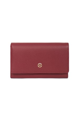 Prostokątny bordo skórzany portfel z teksturowaną powierzchnią i małym złotym okrągłym logo umieszczonym na środku przedniej klapki.