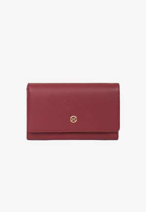 Portefeuille rectangulaire en cuir bordeaux avec surface texturée et petit logo circulaire doré centré sur le rabat avant.