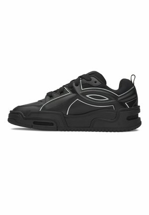 Zwarte lage sneaker met vetersluiting aan de voorkant, dikke zool en witte gebogen accentlijnen langs de zijkanten en het lusje aan de hiel.