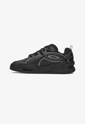 Sort lav sneakers med snørebånd foran, tyk sål og hvide buede accentlinjer langs siderne og bagpå hælen.