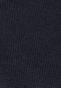 Tissu tricoté bleu marine foncé avec un motif texturé légèrement en relief. Le matériau semble doux et durable, adapté pour des vêtements ou de l'ameublement.