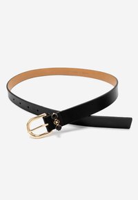 Svart läderbälte med en guld dubbelspänne, prydt med dekorativa svarta blommor på spännet. Slät textur, justerbara hål.