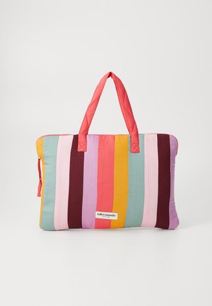 Polstret laptop-sleeve med horisontale striper i rosa, lilla, gul og grønn, med et korallhåndtak og logoetikett.