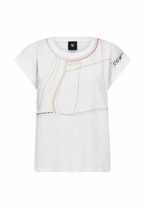 Valge lühikeste varrukatega t-särk mitmevärviliste abstraktsete õmblusmustritega ja must kaubamärgiga sildi krae juures.