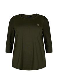 Camicia a maniche lunghe verde oliva con scollatura tonda, texture liscia e un piccolo logo sul petto. Vestibilità comoda e orlo curvo.