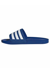 Plave sandale sa kliznom petom sa tri bijele pruge na trakama, teksturirana površina, otvorena nožna prst, ravni đon i glatka završna obrada.