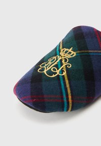 Tartan copalke s pisanjem v več barvah, vključno z zeleno, modro in rdečo, z zlatimi vezenimi inicialkami in majhnim detaljem krone.