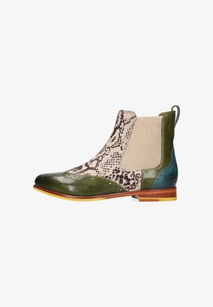 Bottine Chelsea avec bout et talon en cuir vert, panneau latéral en tissu beige et dessus à motif peau de serpent, dotée d'une semelle en bois et d'une languette de tirage.