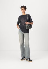 JDY JDYCARLA O NECK STUD - Marškinėliai su spaudiniu - phantom