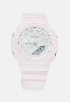 Ceas G-SHOCK cu brățară din rășină roz deschis, cadran rotund alb, afișaj analogic și digital, rezistent la apă până la 20 de bari și accente metalice.