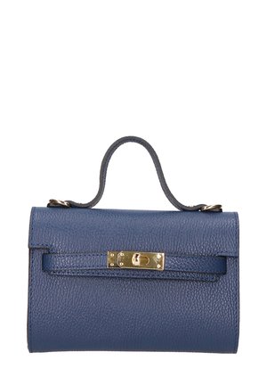 Blauwe leren handtas met een textuurafwerking, voorzien van een goudkleurige sluiting en een kort handvat. Compact ontwerp met minimale versieringen.