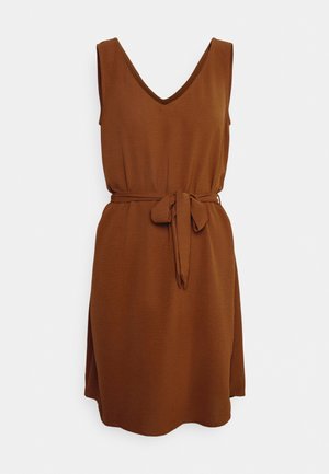 Robe marron sans manches avec col en V et ceinture en tissu nouée à la taille, longueur au genou et coupe droite.
