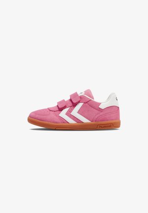 Zapatilla de ante rosa con acentos blancos, que cuenta con correas de velcro y una suela de goma, diseñada con un patrón de chevron en el costado.