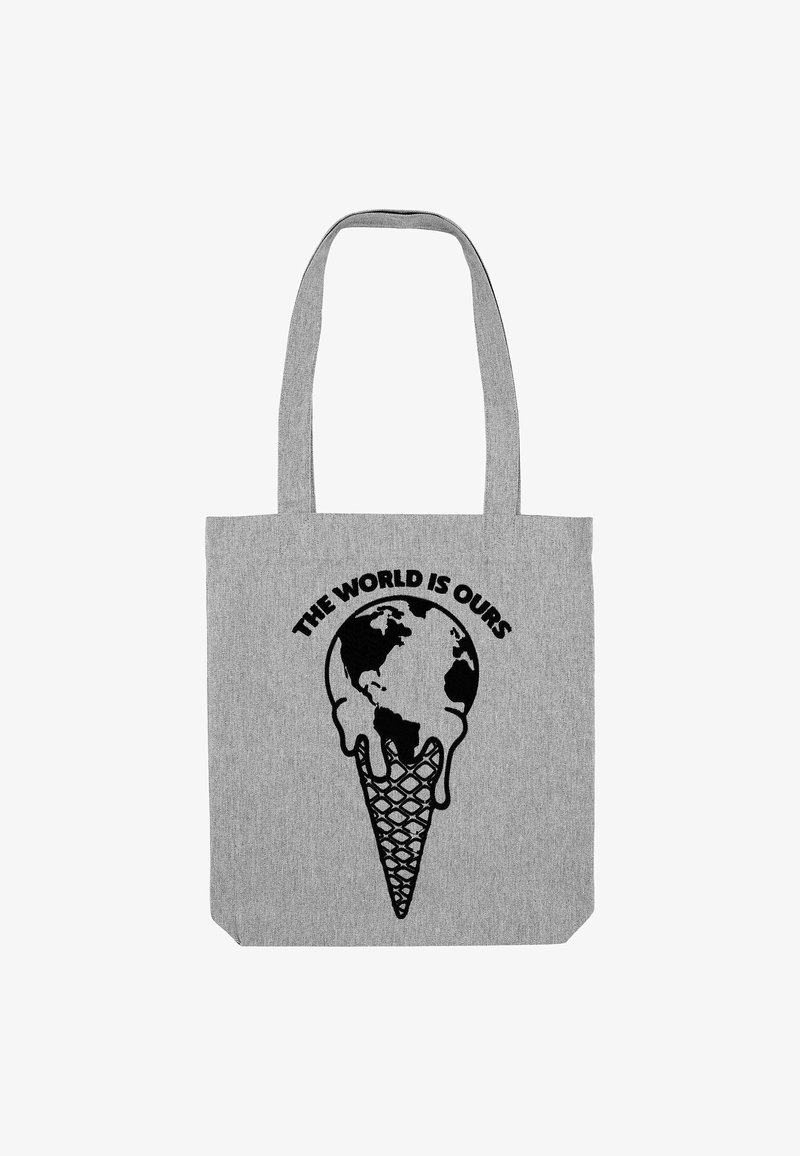 Borsa tote grigia con grafica nera di un pianeta Terra che si scioglie come un gelato in un cono e testo "IL MONDO È NOSTRO" sopra di essa.
