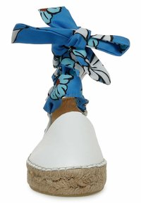 Espadrille blanche avec semelle en jute et liens de cheville en tissu bleu à motifs floraux, vue de face.