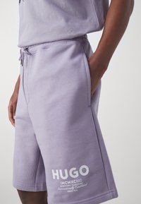HUGO NOMARIO - Pantaloni de trening - open purple