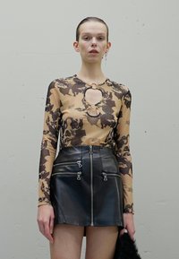 ROKH METAL HOOPS - Blúzka - black/brown