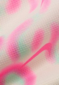 Tissu textile avec une surface texturée dans des couleurs pastel, présentant des motifs abstraits roses et vert clair sur un fond blanc.