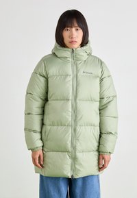 Jachetă puffer verde deschis cu glugă, având secțiuni orizontale quilted, fermoar frontal și manșete elastice. Logo-ul brandului vizibil pe piept.