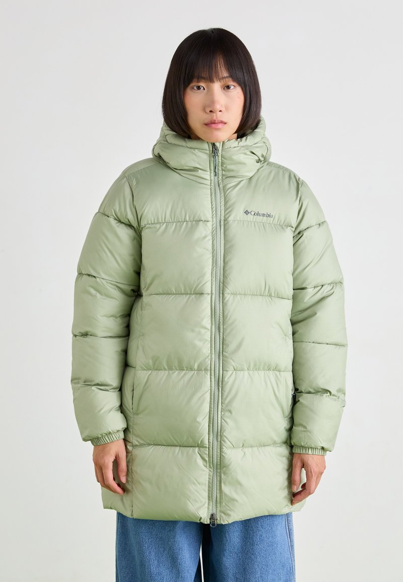 Jachetă puffer verde deschis cu glugă, având secțiuni orizontale quilted, fermoar frontal și manșete elastice. Logo-ul brandului vizibil pe piept.