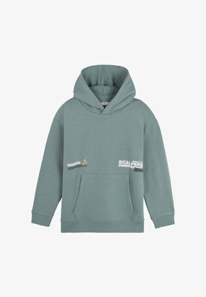 Sudadera verde claro de algodón, con un bolsillo frontal, capucha con cordones y acentos de texto impresos en el pecho y el bolsillo.