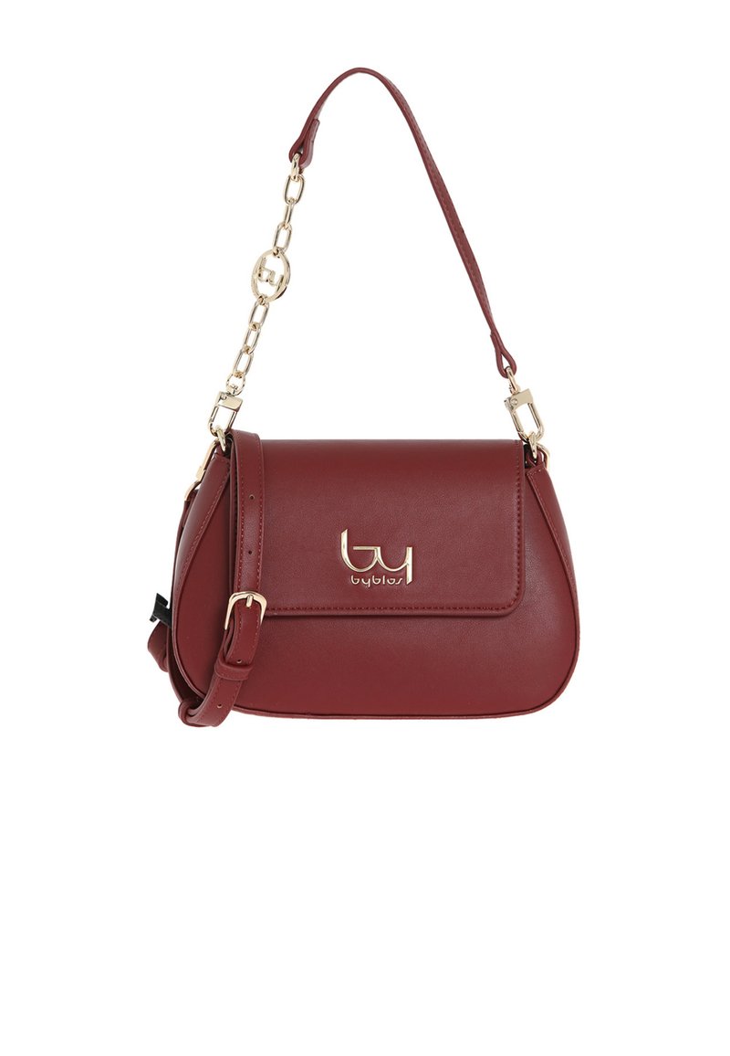 Borsa a tracolla in ecopelle borgogna con design curvo, dotata di logo in tonalità oro, tracolla removibile e dettaglio in catena.