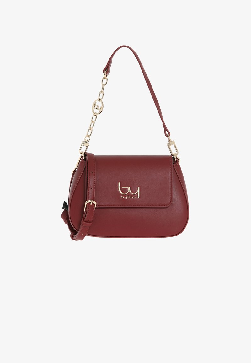 Borsa a tracolla in ecopelle borgogna con design curvo, dotata di logo in tonalità oro, tracolla removibile e dettaglio in catena.