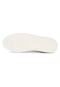 Suela de zapato de goma blanca con una superficie texturizada, que presenta estrías horizontales y una forma redondeada. Bordes limpios con un desgaste visible mínimo.