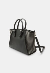 Borsa nera con dettagli borchiati, realizzata in pelle liscia. Presenta doppi manici superiori e una tracolla rimovibile. Forma strutturata.