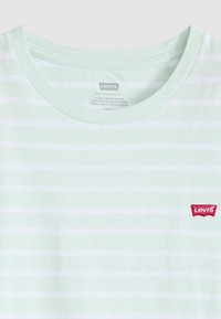 Πράσινο ανοιχτό και λευκό ριγέ t-shirt με στρογγυλή λαιμόκοψη και μικρό κόκκινο φιλέτο με το λογότυπο Levi's στο αριστερό μέρος του στήθους.