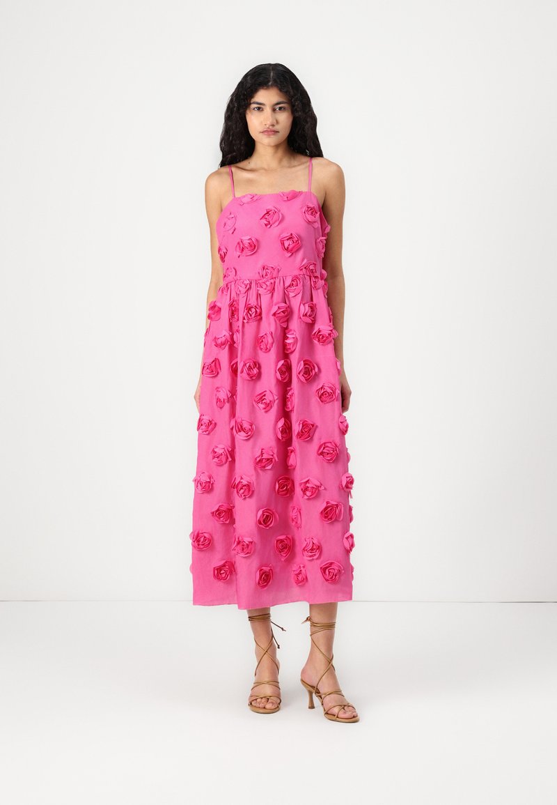 Rochie midi roz cu aplicații din trandafiri 3D, bretele subțiri ajustabile și talie plisată. Textură fină și siluetă fluidă.