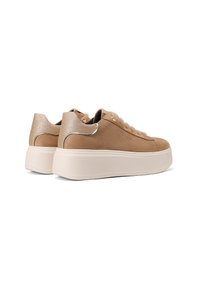 Sneaker platform in suede beige con un accento metallico testurizzato sul tallone e suola in gomma beige, dotati di lacci piatti e design a punta arrotondata.