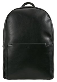 Zwarte leren rugzak met een gladde textuur, afgeronde bovenkant, voorvak met rits en subtiele logo-details. Verstelbare schouderbanden.