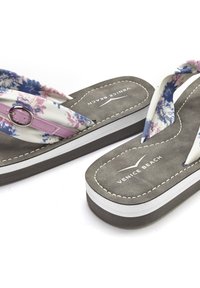 Chanclas con tira de tela floral en rosa y azul, suela gris acolchada y detalles en blanco. Marcadas con "Venice Beach."