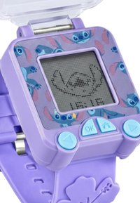Orologio digitale viola con un motivo giocoso di Stitch, schermo quadrato e pulsanti blu. Cinturino in silicone con dettagli floreali.