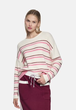 Gestreifter Pullover in Weiß-, Pink- und Brauntönen. Verfügt über einen weiten Ausschnitt und eine lockere Passform, kombiniert mit weinroten Jogginghosen mit weißen Akzenten.