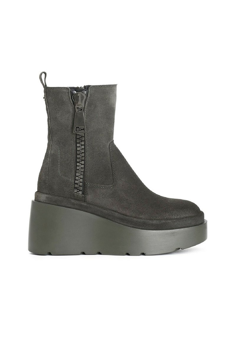 Bota de tobillo de ante gris con una gruesa suela de plataforma, cremallera lateral y detalle de costura texturizada a lo largo de la línea de la cremallera.