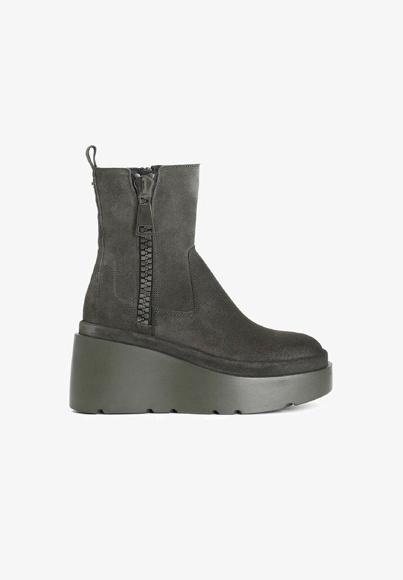 Bottines en suède gris avec une semelle plateforme épaisse, fermeture éclair latérale et détail de couture texturée le long de la ligne de fermeture.