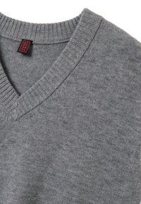 Grijze gebreide trui met een V-hals. Ribbelkraag en zoom. Zachte textuur, gelijkmatig breipatroon, en een merketiket in rood en zwart.