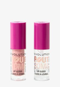 Två genomskinliga läppglansbehållare med rosa lock. Etiketterna visar texten "Revolution POUT BOMB" med fet stil. Den ena är nude, den andra är genomskinlig.