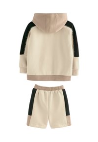 Conjunto de sudadera con capucha y pantalones cortos en beige, negro y marrón. Tejido suave, bloques de color y puños acanalados en las mangas y la cintura.