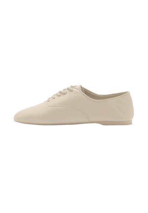 Beige veterschoen met platte zool, ronde neus en lage hak, zijaanzicht tegen een witte achtergrond.