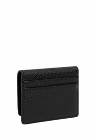 Portafoglio nero testurizzato in pelle con forma rettangolare compatta. Presenta quattro slot per carte su un lato.