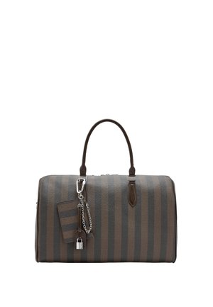 Brązowo-ciemnoszara, pionowo paskowana torba podróżna ze skóry z podwójnymi uchwytami, dołączoną metką oraz małą zawieszoną kłódką na łańcuszku.