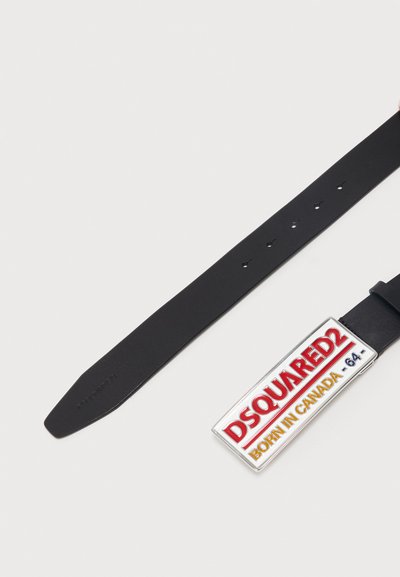 Μαύρη δερμάτινη ζώνη με ορθογώνια μεταλλική αγκράφα που φέρει την επιγραφή «DSQUARED2 BORN IN CANADA '64» σε κόκκινα, χρυσά και μπλε γράμματα.
