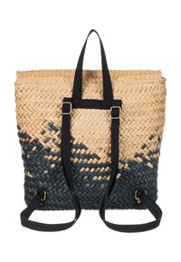 Zaino intrecciato di paglia con gradiente di colore beige e blu navy, spallacci regolabili in tessuto nero e dettagli in metallo dorato.