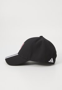Sort baseballcap med buet skygge, der har hvide tre-stribede detaljer og et pink logo på siden. Lavet af bomuldsmateriale med struktureret design.